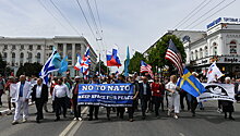 На демонстрации в Крыму пронесли флаги США