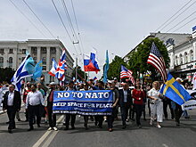 На демонстрации в Крыму пронесли флаги США