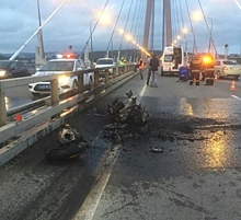 Мотоцикл загорелся после столкновения с машиной на Русском мосту