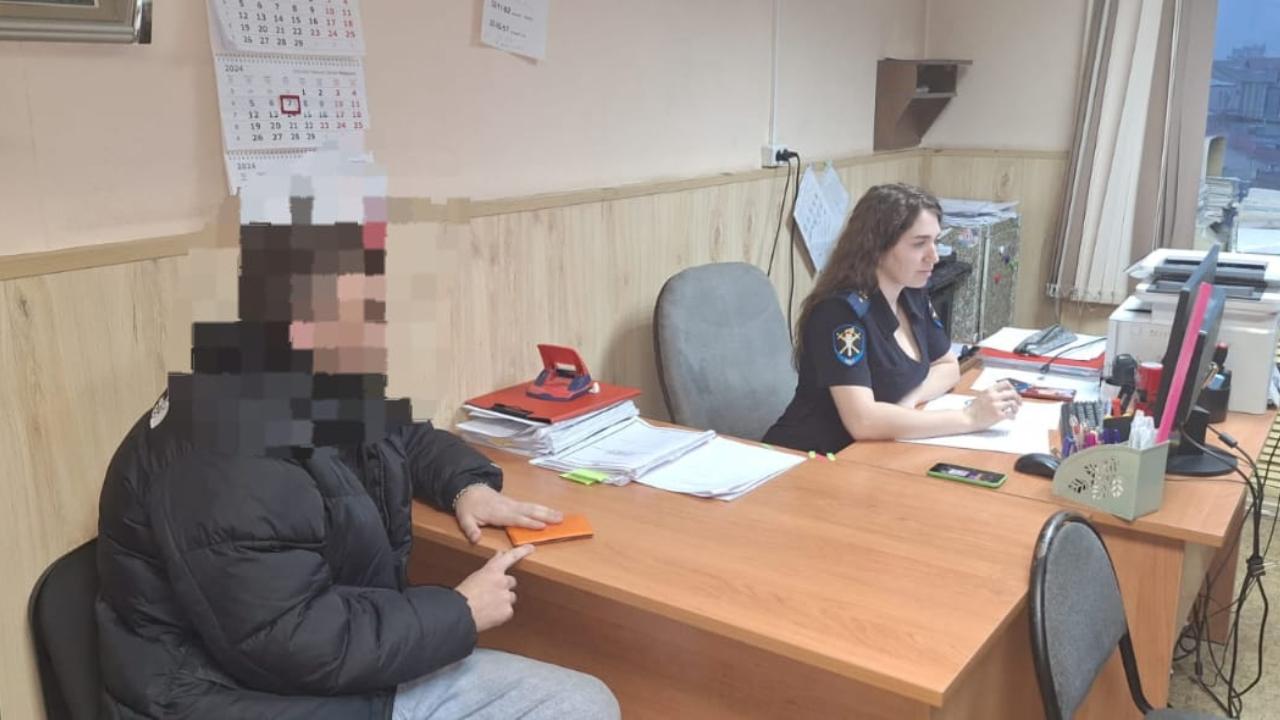В Приморском крае полицейские задержали курьера телефонных мошенников, действующего по схеме «Ваш родственник попал в беду»