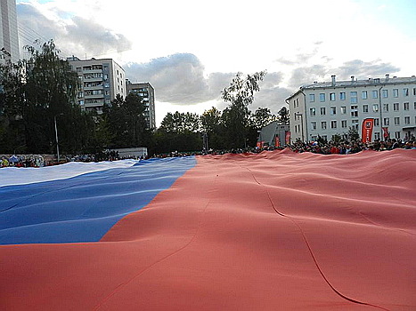 Крупнейший флаг России развернули измайловцы