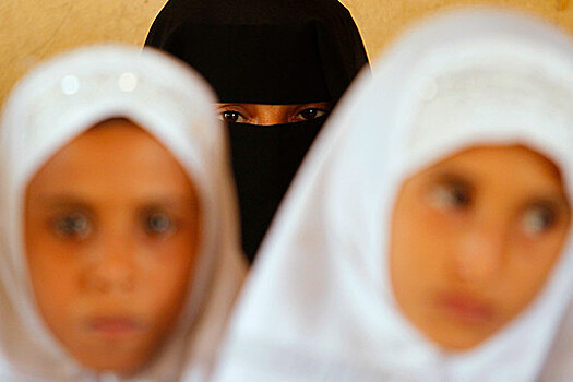 Талибы обязали студенток носить никабы