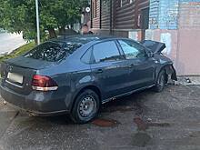 В Костроме 34-летний водитель Volkswagen Polo не справился с управлением и протаранил дом