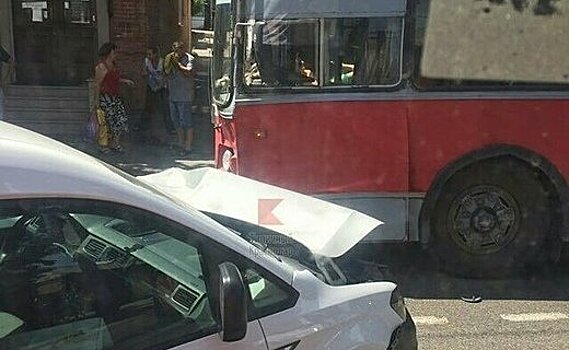 В центре Краснодара столкнулись троллейбус и две легковушки