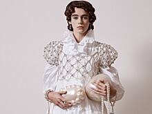 Топы и сумки из бисера, парча и экстра-объемы в новой коллекции Simone Rocha