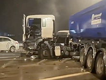 В России 13 автомобилей столкнулись из-за гололедицы и попали на видео