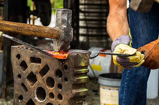 На празднике в Черемушках научат ковать именные блины из металла