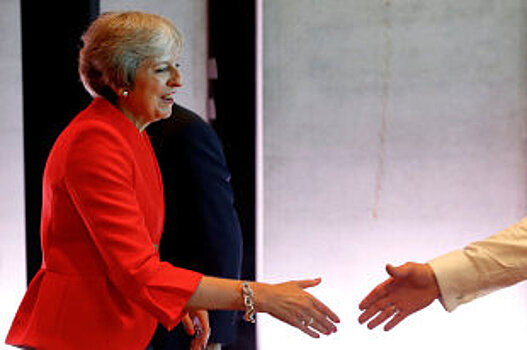 Меркель пренебрегла приветствием с Терезой Мэй