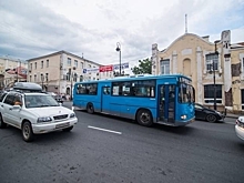 Маршрутный автобус едва не слетел с обрыва на острове Русском