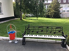 Район странных лавочек: на ОбьГЭСе появилась скамейка-пианино
