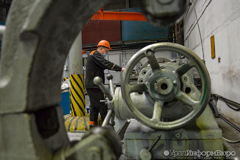 Свердловский губернатор заявил о нехватке 15 тысяч работников в промышленности региона