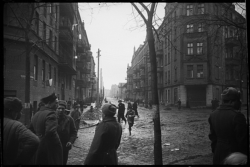 На одной из улиц Познани. 1-й Белорусский фронт, 1944 год