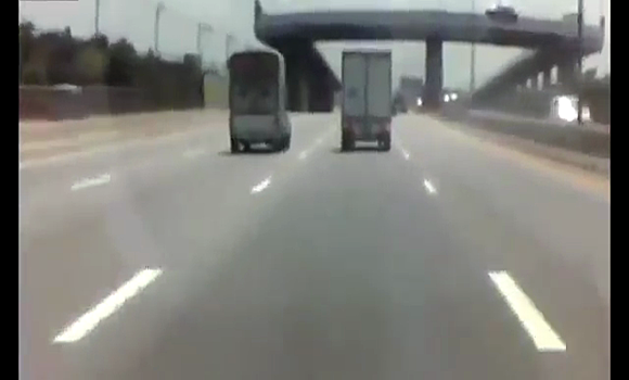 Видеорегистратор запечатлел падение автомобиля с эстакады