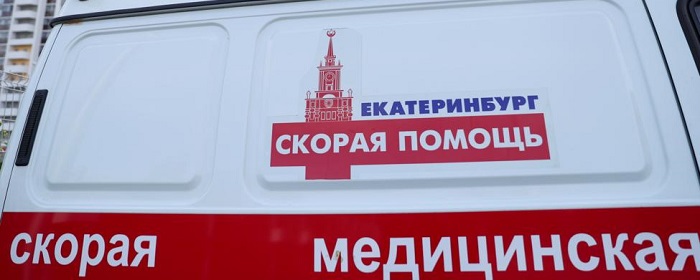 В Екатеринбурге девушка выпала из окна многоэтажки и сломала ноги