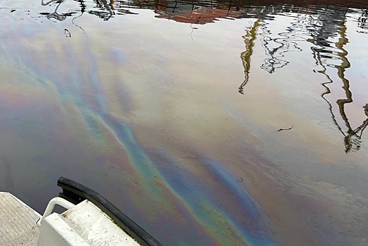 В акватории Фонтанки в Петербурге произошел разлив нефтепродуктов