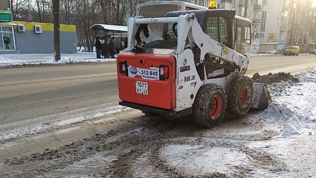          Расчищая техникой дороги, подрядчики заваливают снегом кировские тротуары       