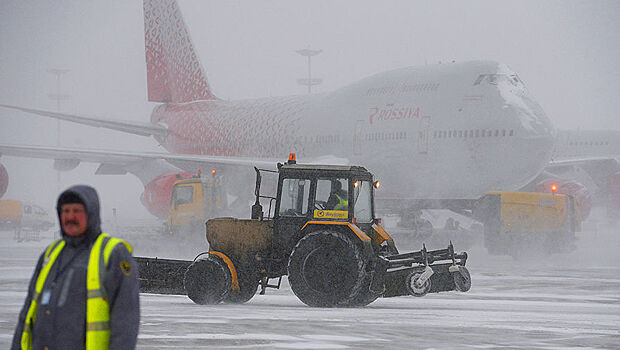 Самолеты застряли в снегу
