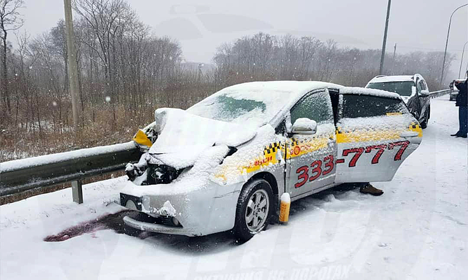 Сначала сообщалось о 15 пострадавших автомобилях, сейчас количество превысило 50. В ГИБДД водителей попросили не выезжать на дороги, в связи со снежным циклоном. 