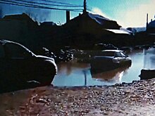 В луже краснодарского «Шанхая» застрял автомобиль
