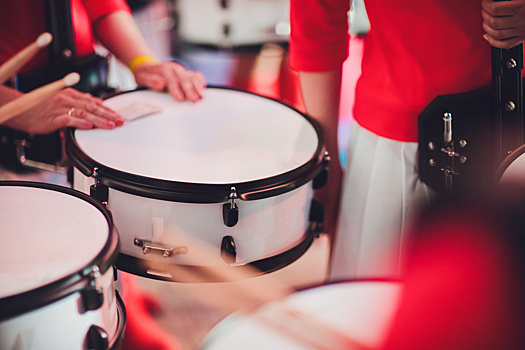 Никол Пашинян сыграл на барабанах в составе музыкальной группы