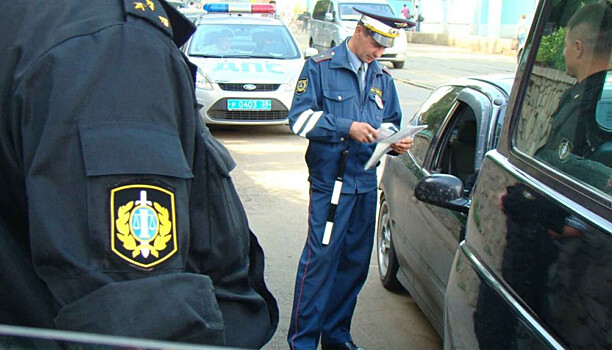 Две машины арестованы приставами во время совместного рейда с ГИБДД