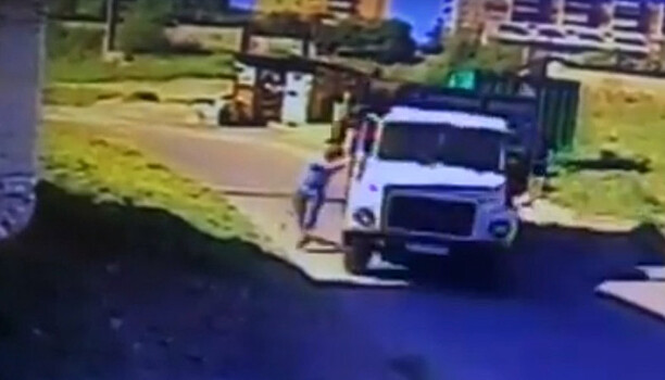 Грузовик уехал без водителя и врезался в автомойку на улице Ключевой