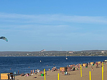 Лето в Самаре: местные жители проводят последние жаркие дни сентября на городском пляже