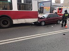 Автоледи не справилась с машиной и влетела в троллейбус