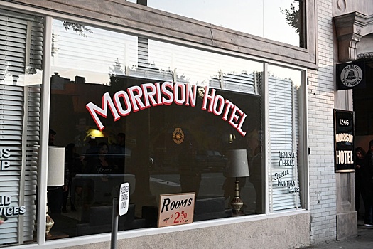 В США пожар уничтожил Morrison Hotel с обложки группы The Doors