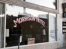 В США пожар уничтожил Morrison Hotel с обложки группы The Doors