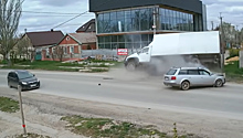 В Крыму легковушка перевернула грузовик. Видео