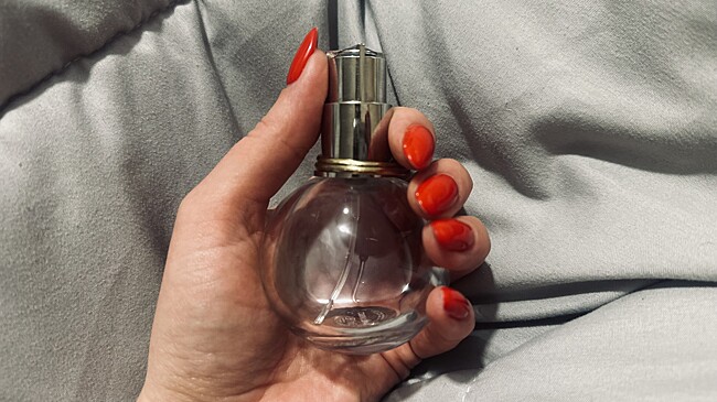 Костромичка вылила на себя два флакона мужских духов и была задержана