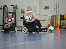 Инвентарь для занятий футболом на электроколясках передали команде из Ленинска