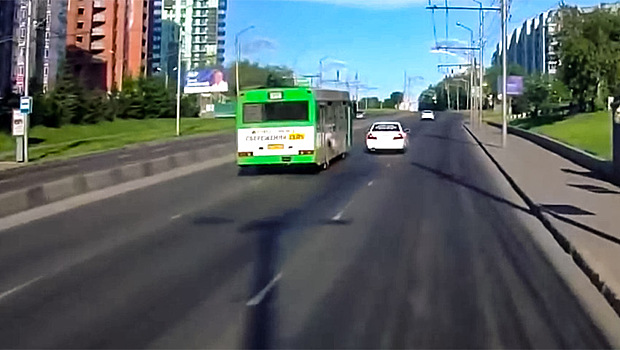 Автохам устроил разборки с автобусом на дороге