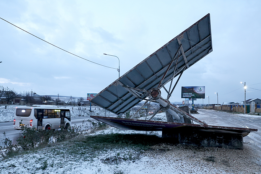 Упавший рекламный щит из-за штормового ветра на трассе Симферополь-Севастополь