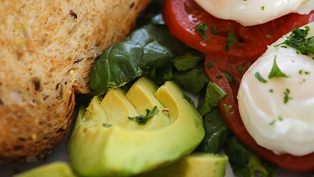 Тост с авокадо и другие закуски, которые дадут больше энергии, чем кофе