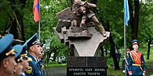 Во Владивостоке в сквере пожарных и спасателей открыли памятник подвигу