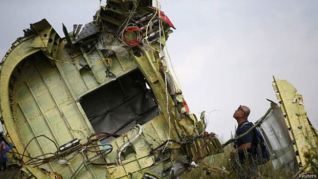 Эксперт: "Боинг" МН17 разорвало на части в воздухе