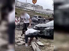 В Крыму мужчины сломали бордюр, чтобы объехать пробку