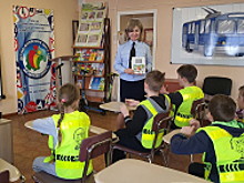 В Магадане сотрудники регионального Управления Госавтоинспекции побывали в гостях у юных инспекторов движения