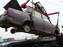 Старые и брошенные машины эвакуируют на спецстоянку