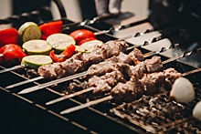 Из рыбы, мяса, овощей и с мармеладом: узнаём секреты шеф-повара и записываем рецепты шашлыка от известных тюменцев