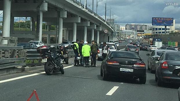 Мотоциклист и несколько легковых автомобилей стали участниками аварии в районе Москвы-Сити