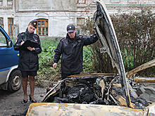 Под Костромой влюбленная пара ради селфи подожгла три машины и дом