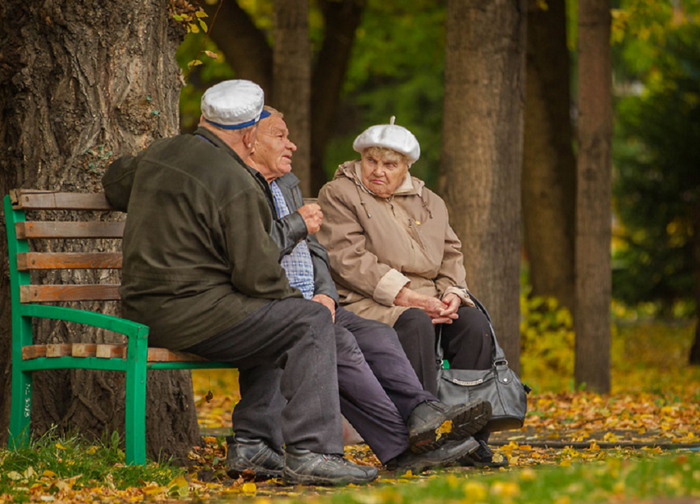 Пенсионеры осенью. Старики. Пожилые люди на скамейке. Старики на лавочке. Пожилые люди в парке.