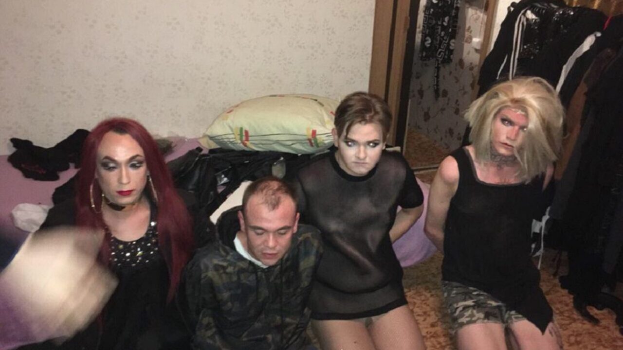 Олар қаралардың есектерін жалайды