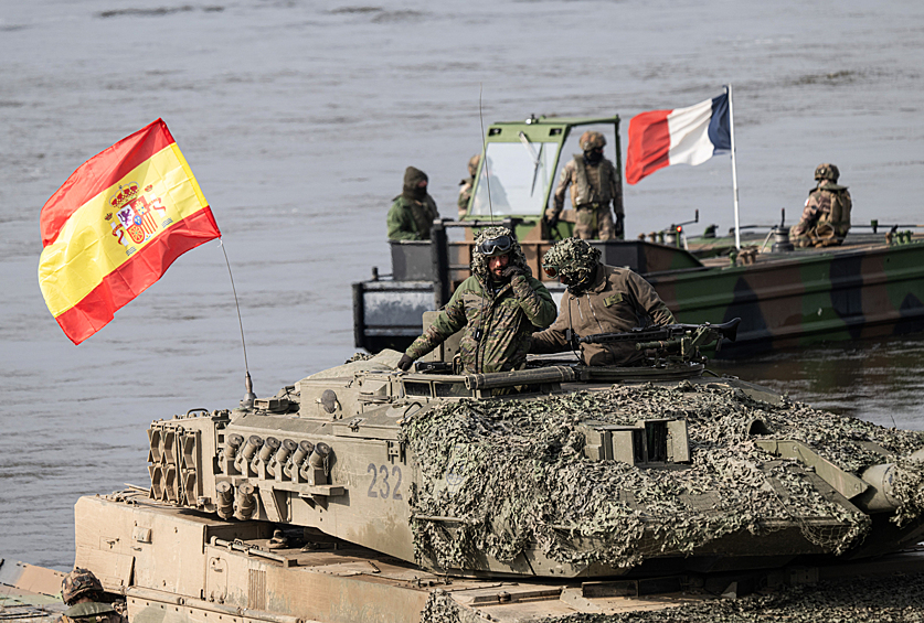 Испанский танк во время форсирования Вислы