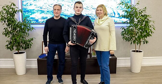 Фонд трех семей подарил щекинскому музыканту тульскую гармонь