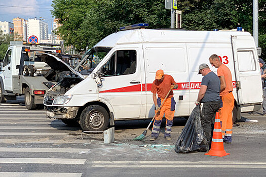 Опубликовано видео с места аварии на востоке Москвы, где перевернулась "скорая"