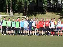 На футбольном поле "Каховских ромашек" прошел товарищеский матч